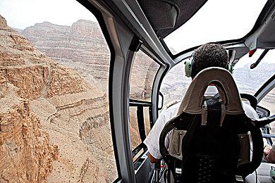 想不到马斯克也玩《艾尔登法环》 用的是法师构筑